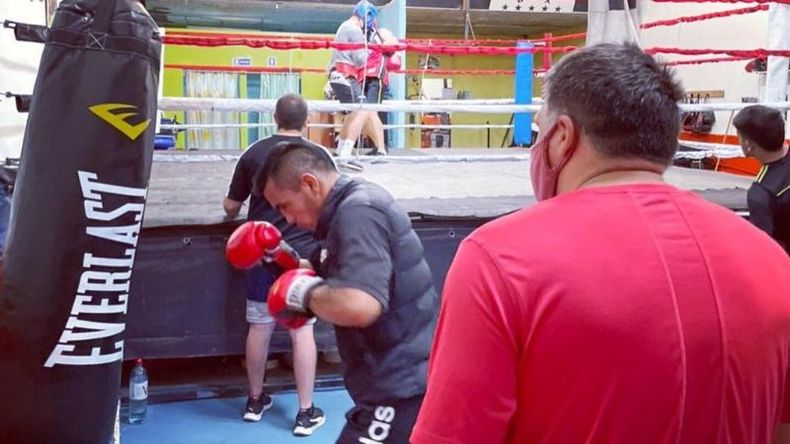 Entrenando con el excampeón mundial Marcelo Domínguez (de espaldas)..