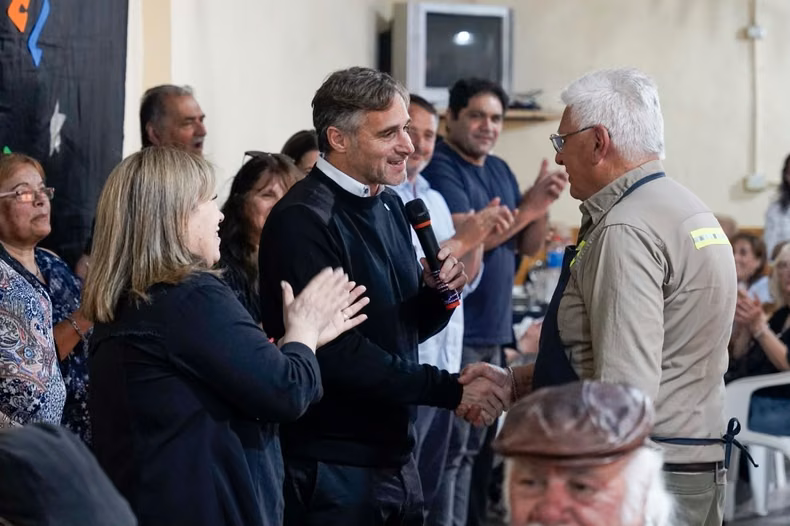 RECONOCIMIENTO. Federico Achával pasó una tarde con los jubilados.