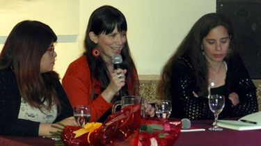 AUTORA. Victoria Mora (ctro.), el sábado, en el CCF..