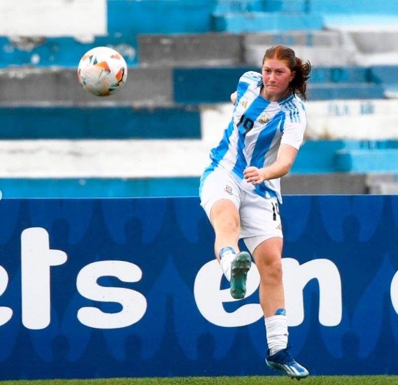 Annika Paz envía un centro, en uno de los ataques de Argentina.