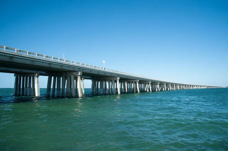 Esta autopista une 44 islas y 42 puentes. (CLUI).jpg