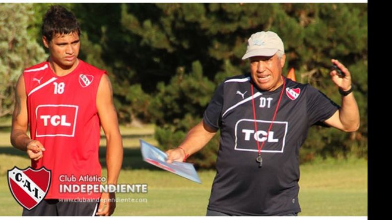 Julián Velázquez junto al Tolo Gallego, en las canchas de Mapuche. Mañana sería titular ante Racing..