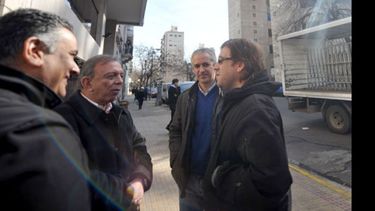 (Revista La Tecla). ESPERA. Zúccaro junto a funcionarios y apoderados, ayer, en La Plata..