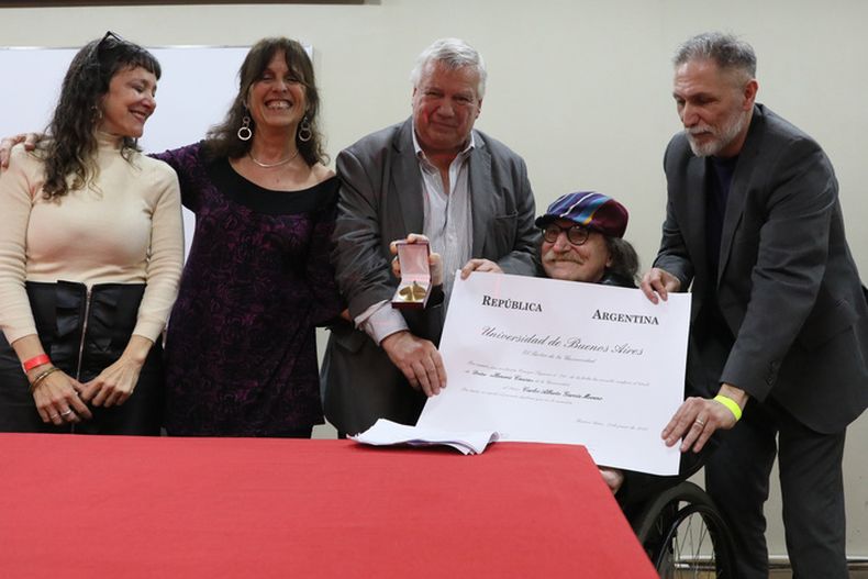 Charly Garca recibi su diploma de Doctor Honoris Causa de la UBA UBA