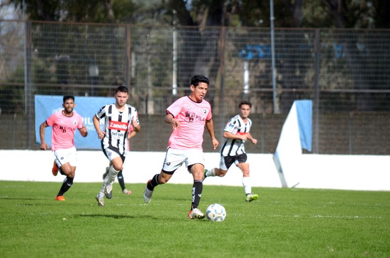 LUCAS CHAMBI CONDUCCIÓN. El volante hizo un buen partido.&nbsp;