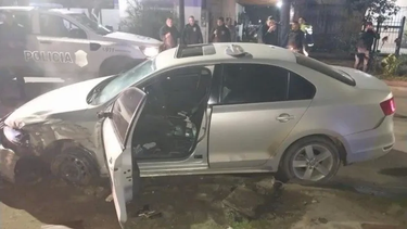 DAÑOS. El auto del delincuente. Iba con su mujer embarazada y su hija.
