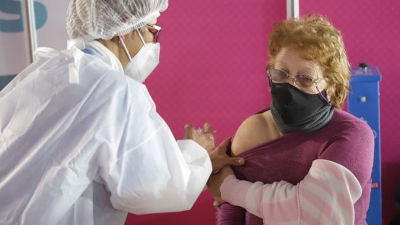 Los mayores de 60 podrán presentarse sin turno para aplicarse la segunda dosis. .