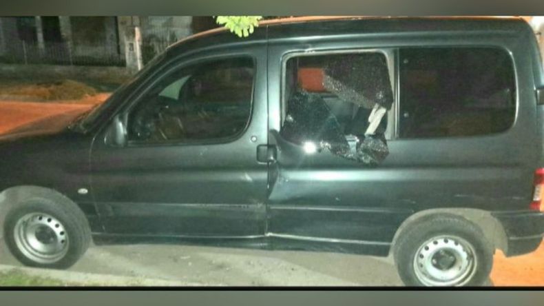 El utilitario era conducido por una mujer de 29 años que resultó ilesa..