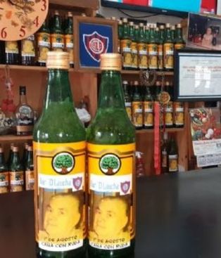 La caña con ruda del Bar El Laucha homenajea a Antonio Lucas, creador del lugar.. La caña con ruda del Bar El Laucha homenajea a Antonio Lucas, creador del lugar..