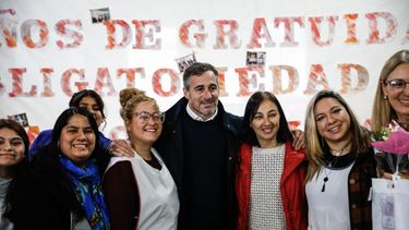 Achával, este martes, junto a un grupo de docentes de la Escuela Nº 1 de Pilar.&nbsp;