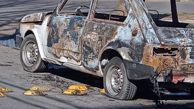 El auto incendiado se encontraba estacionado en Battaglia e Yrigoyen. .
