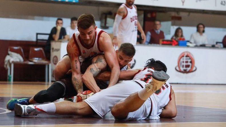 CON EL ALMA. Así jugó Derqui para empatar la serie (foto Prensa Lanús)..