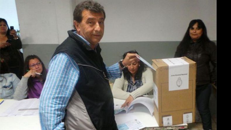 Ricado Male, cabeza de lista del Frente Renovador, el primero de los primeros candidatos en emitir su voto, en la escuela 12 de Zelaya..