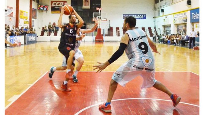 (FREDY CABALLERO). VUELA. Romani da el salto para romper la defensa de Racing..