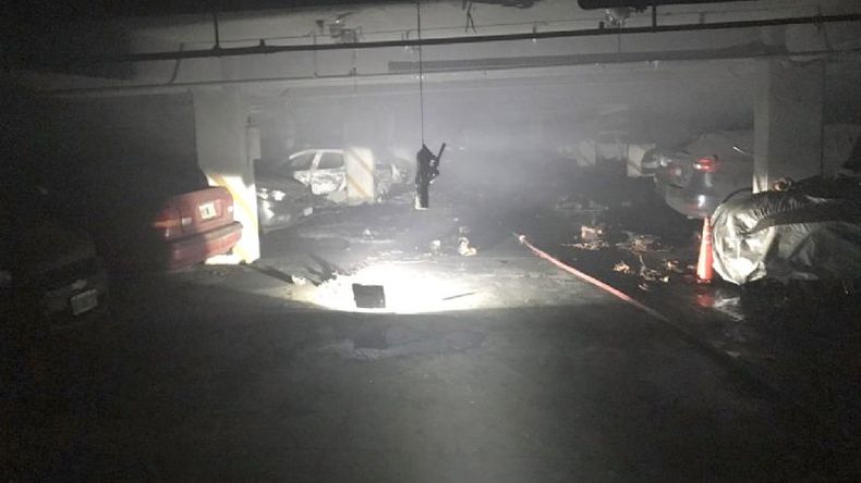 GARAJE CONSUMIDO. El fuego habría comenzado en un vehículo..