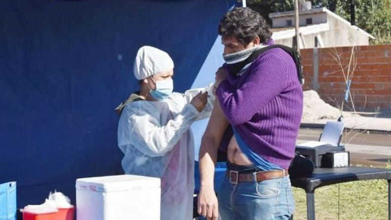 VACUNA. En los operativos barriales se lleva la campaña antigripal..