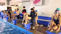 PREPARADAS… Las chicas están listas para comenzar la competencia.