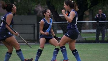 GOLEADORA. Del Frari (der.) festeja una de sus conquistas junto a Larisa Barreto y Constanza Gómez..
