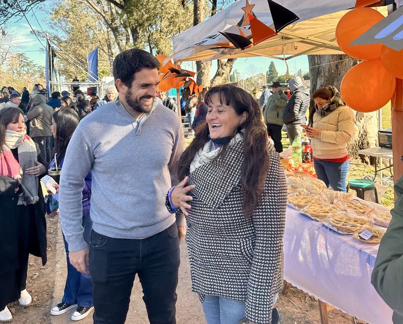 CAMPAÑA. Tito salió a afiliar para consolidar La Libertad Avanza en Pilar.