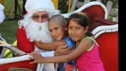 El Papá Noel de la Plaza 12 de octubre recibe cientos de niños y sortea una bicicleta por día..