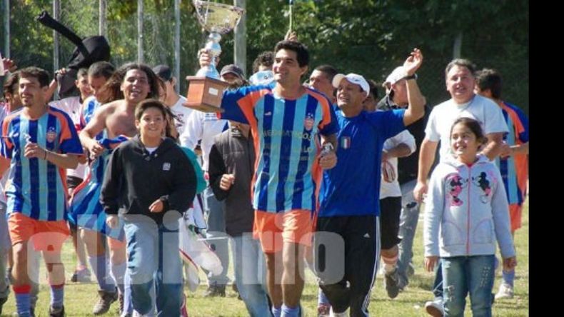 Se coparon. Los jugadores de Arco Iris dan la merecida vuelta olímpica junto a todo su público..