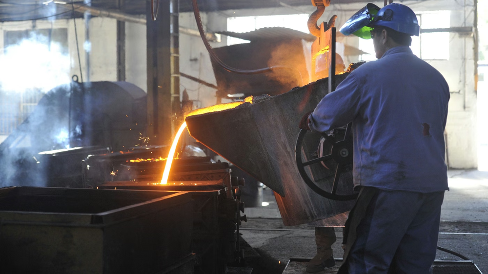 Un informe de la UBA y el Conicet reveló que se perdieron 155.000 empleos formales en un año y que el salario mínimo real cayó 40,8% desde noviembre de 2023.