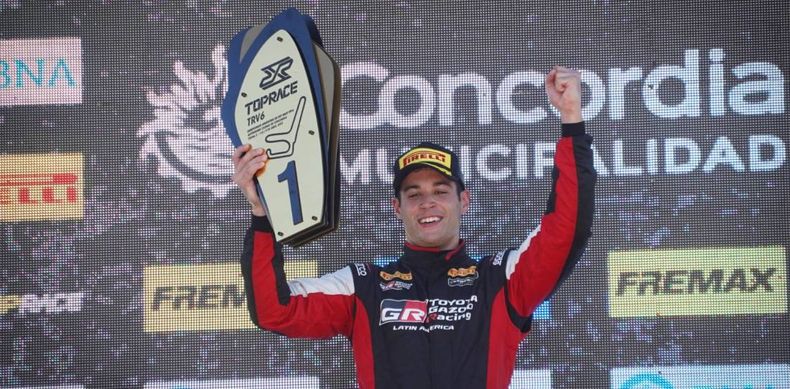 PREMIO. Azar es pura felicidad tras la gran victoria en Concordia. &nbsp;&nbsp;