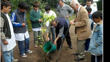 Plantación de un limonero en la EP N° 10 de Manzanares..