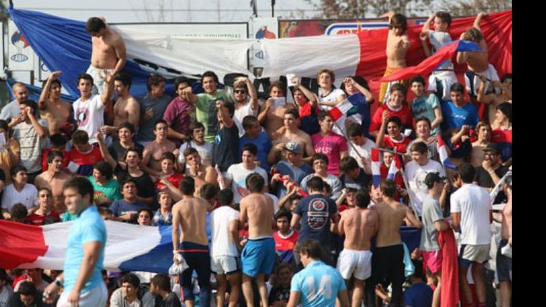 Banda Francesa. Deportiva volvió a ver repleta su tribuna con el color y el sonido de las trompetas. El aliento de la Banda Francesa tuvo su premio en el final con el festejo dentro del campo con los jugadores..