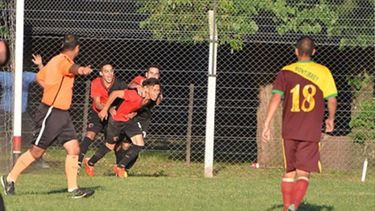 DESAHOGO. Yoel Ramírez grita el 2-1 mientras quiere escaparse de Colman y Fernández..