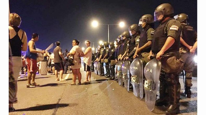 TENSIÓN. Gendarmes intentaron desalojar a vecinos que cortaron Panamericana. .