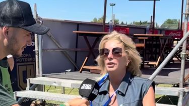 La conductora disfrutó de una jornada de sol alentando a su hijo en el torneo organizado por el Kun Agüero.