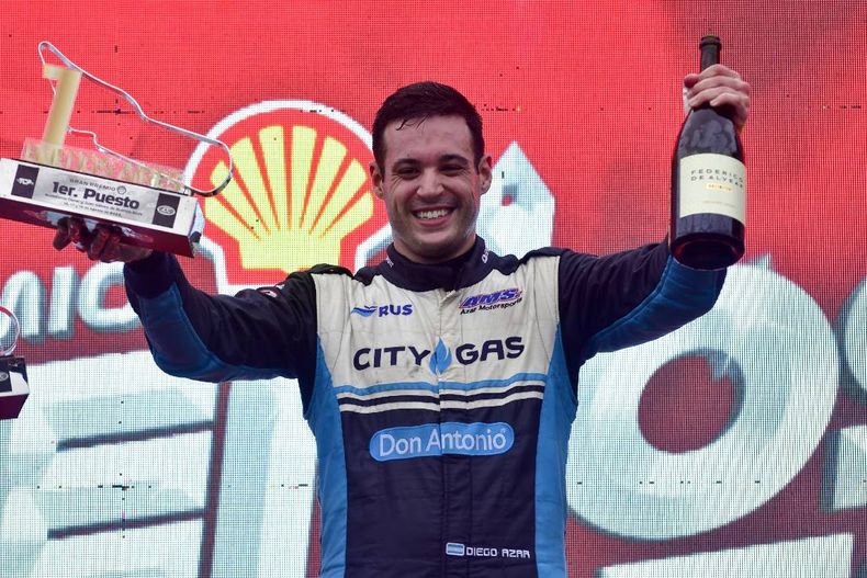 Diego Azar celebrando su victoria en Buenos Aires, la tercera del año en el TC Pista.