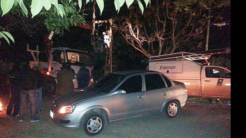 HARTOS. Anoche, vecinos de Pellegrini bloquearon una cuadrilla. “No se va hasta que vuelva la luz”, señalaron..