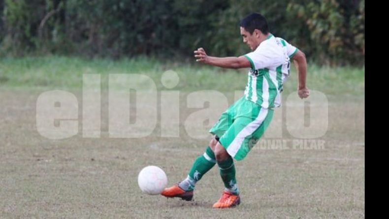 DESPEJE. Mauro Centeno marcó uno de los tantos en la goleada de Abrojal..