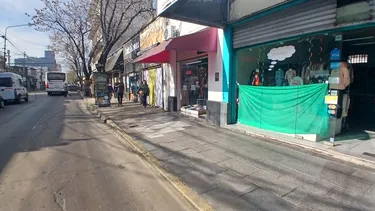 EN CAÍDA. Los comercios del centro sufren la retracción del consumo.