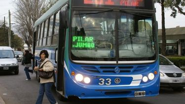 AL FONDO. Bajar por adelante puede ser causa de multa..