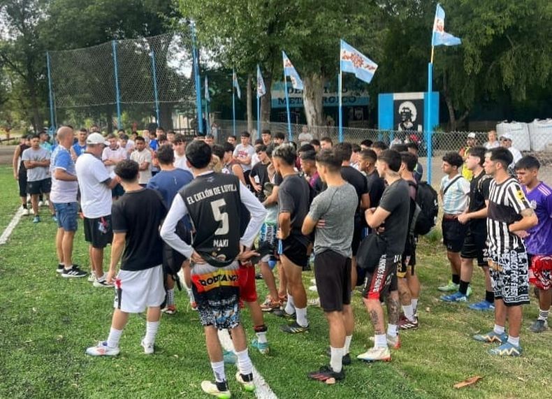 SELECCIÓN. Más de cien jugadores participaron de la prueba en el predio de Metalúrgico.