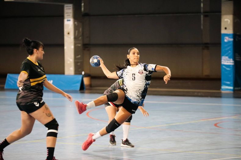 ATAQUE. La Primera femenina de Muni Pilar debuta este sábado en Ituzaingó.