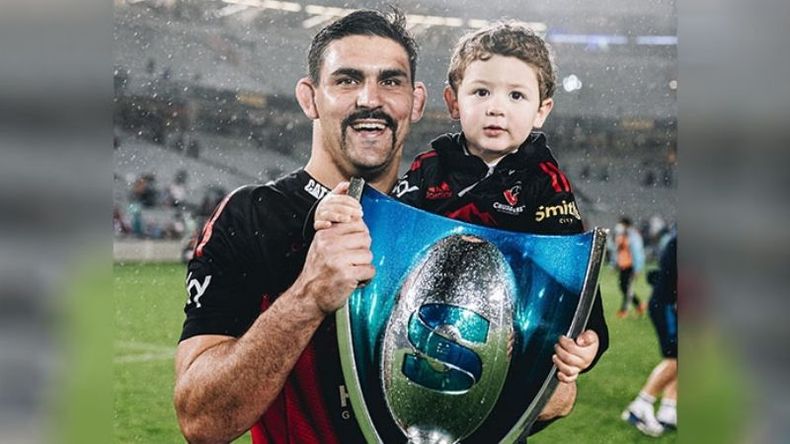 EN FAMILIA. Pablo Matera celebró la conquista del Súper Rugby con su hijo..