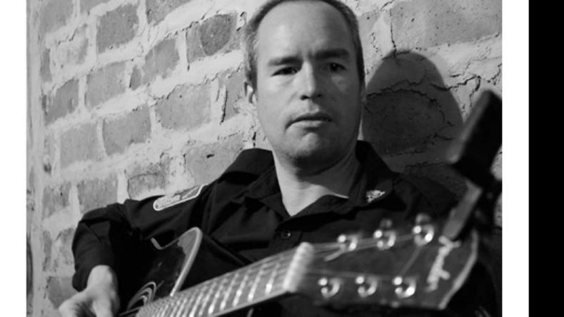 Disco nuevo. Leo Lalli, guitarrista de Humildes Tártaros, en plena grabación del cuarto CD de la banda. Podría estar listo en septiembre e incluiría 13 temas..