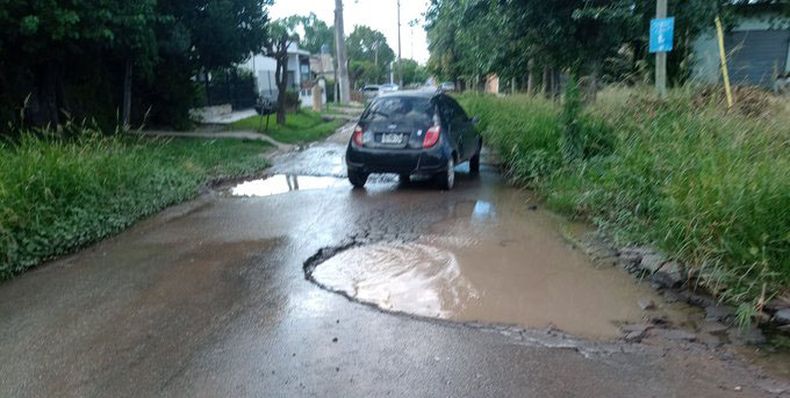 Pablo Sabbath / @Pabloklos. Calle Teniente General Juan Domingo Perón al 500, Manuel Alberti. No se puede pasar más. Llena de baches. Necesitamos bacheo en toda la Perón.