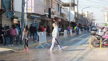 CIRCULACIÓN. Gente caminando por la zona comercial de Pilar, con veredas más anchas..