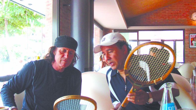 Vilas con Alejandro Diorio, coleccionista que tenía algunas de las primeras raquetas del Gran Willy..