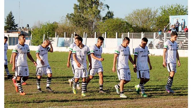 (HEVA). SIN RESPUESTA. Los jugadores de Real se van mirando el piso buscando la razón de la derrota..