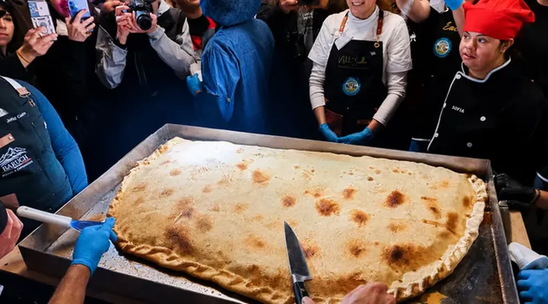 Así es la empanada argentina que rompió el récord de la más grande del mundo. (En Esquel).