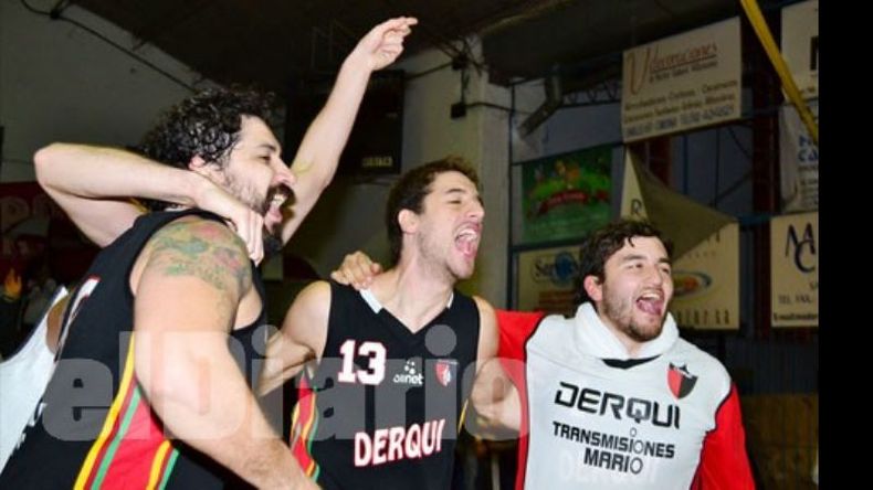Toda la Fusión festeja. Los Pato Márquez y Tabarez celebran el triunfo con Enuel Casquero..