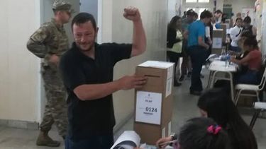 PUÑO EN ALTO. Maximiliano Zuasnábar al momento de emitir su voto.&nbsp;