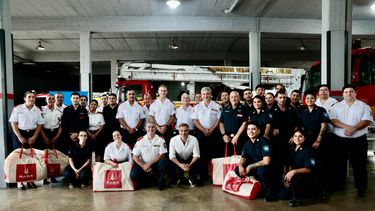 Los bomberos de Pilar junto a Federico Achával.