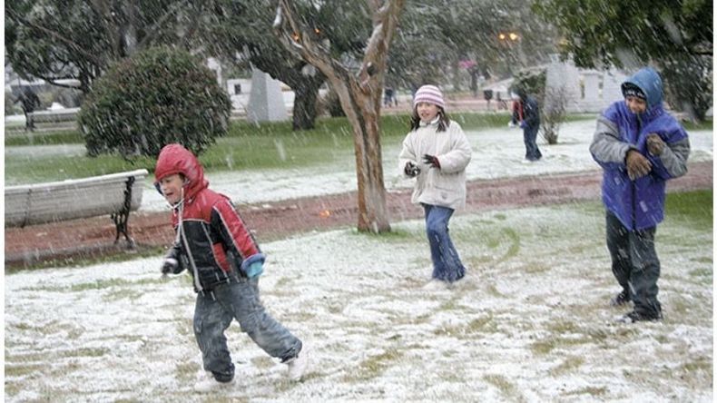 El 9 de julio de 2007 Pilar se cubrió de nieve por segunda vez en su historia. La imagen muestra una guerra de bolas de nieve en la plaza 12 de Octubre, algo que quizás no vuelva a repetirse..
